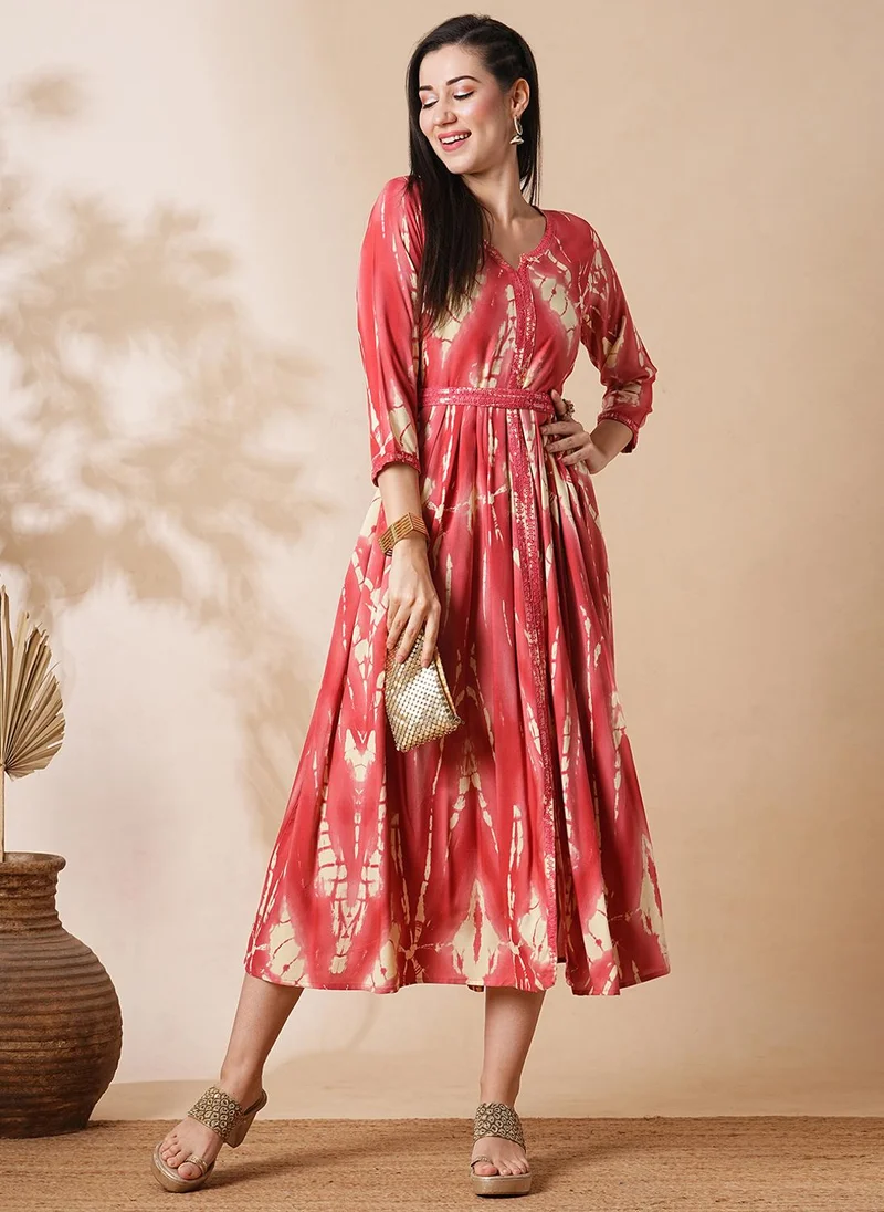 جلو باص فستان ميدي نسائي مطرز بتأثير التاي داي مع حزام من جلوبس